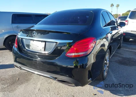 2015 Mercedes-Benz C 300 z USA, uszkodzony, nr VIN 55SWF4JBXFU056603